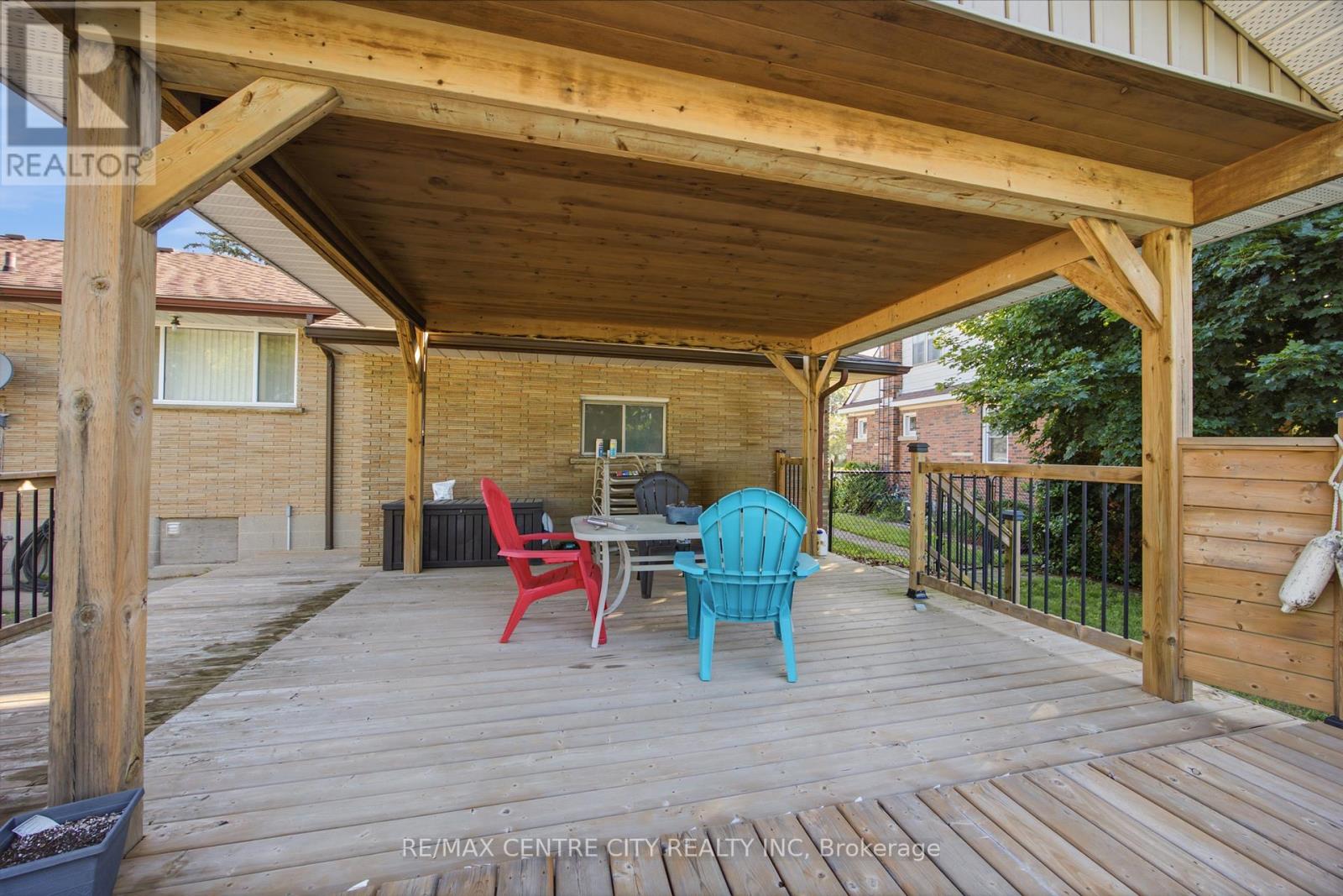 303 Simcoe Street Property Photo 33