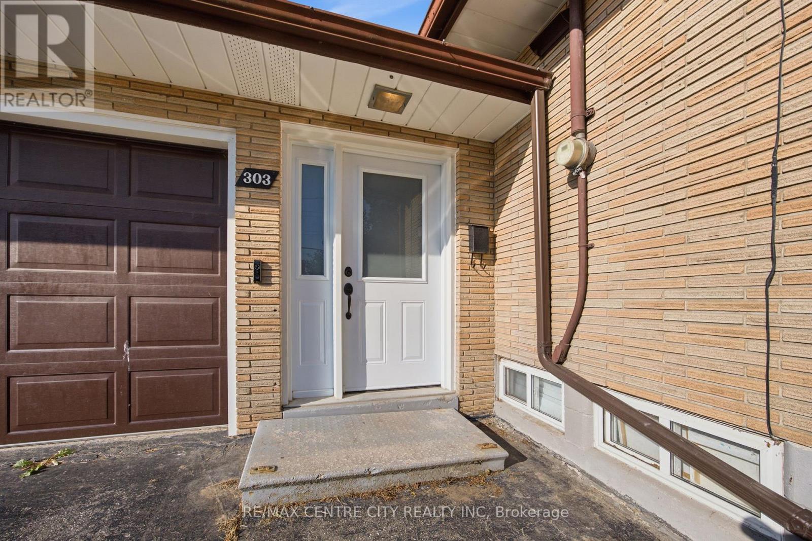 303 Simcoe Street Property Photo 36