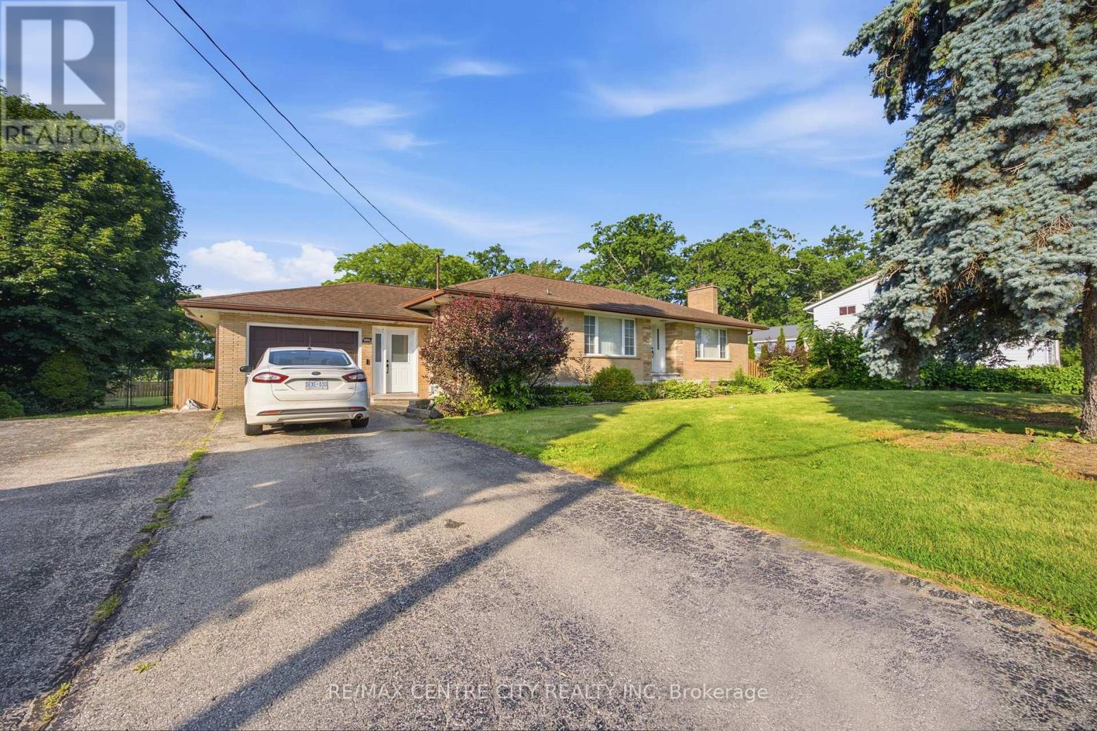 303 Simcoe Street Property Photo 37