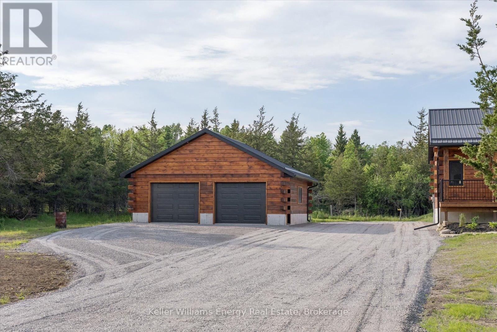 3374 10th Line E Property Photo 6