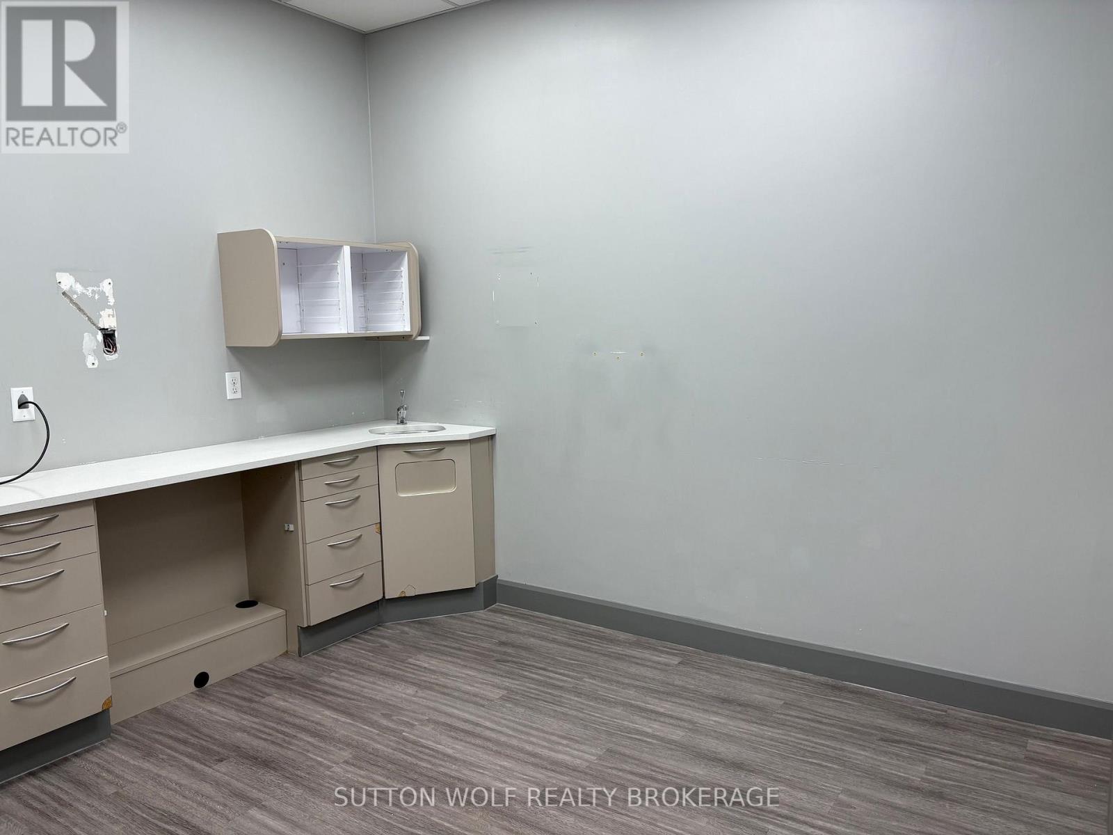 323 Caradoc Street S Property Photo 6