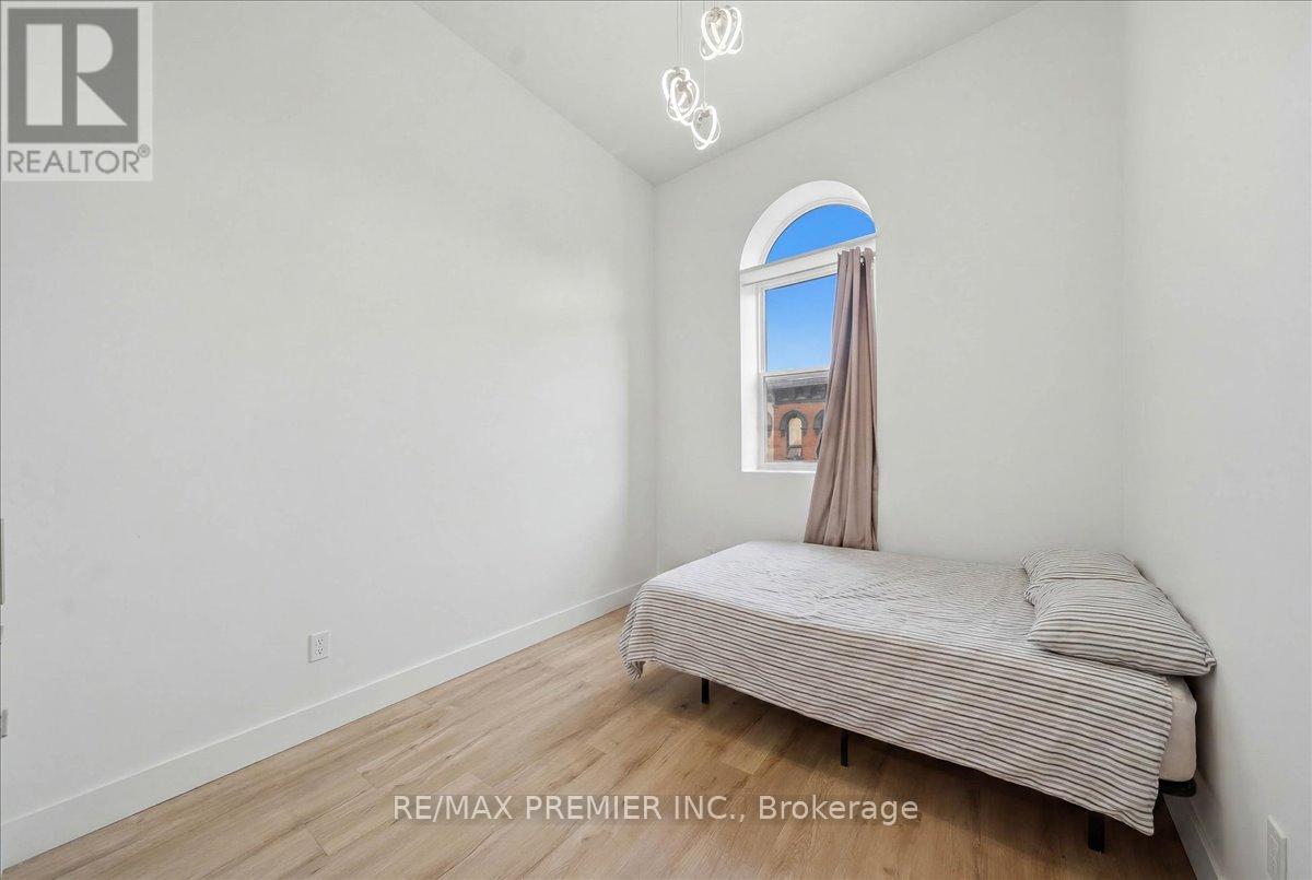 184 King Street E Property Photo 16