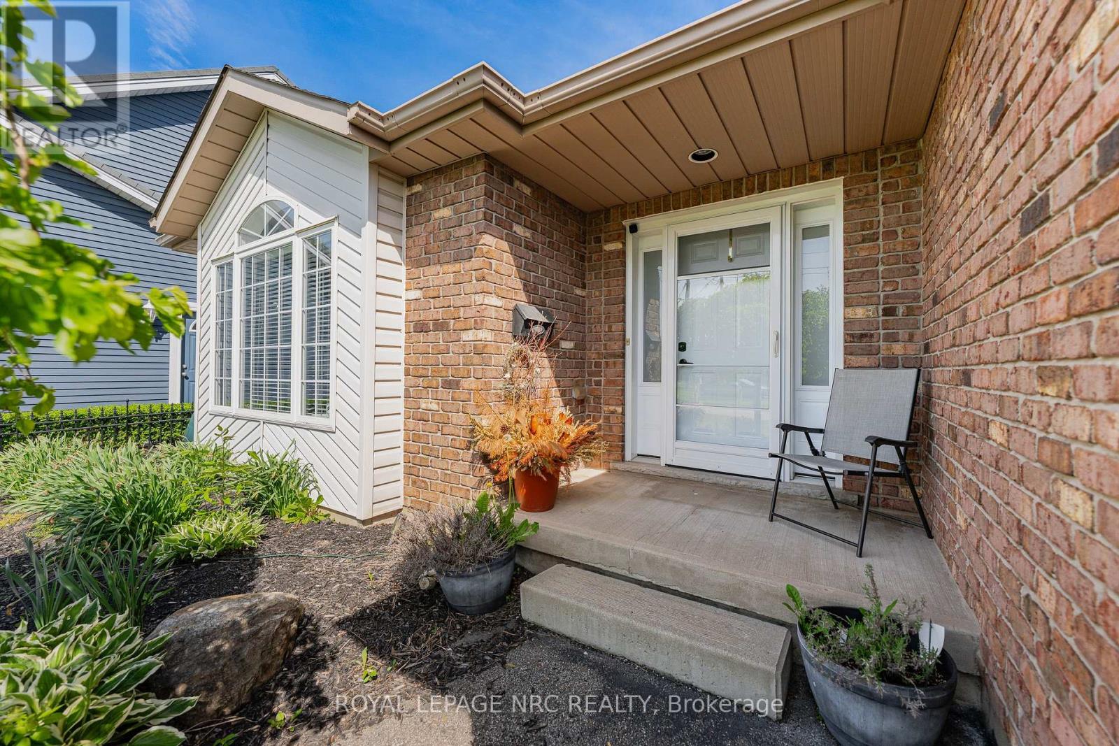 1052 Vansickle Road N Property Photo 4