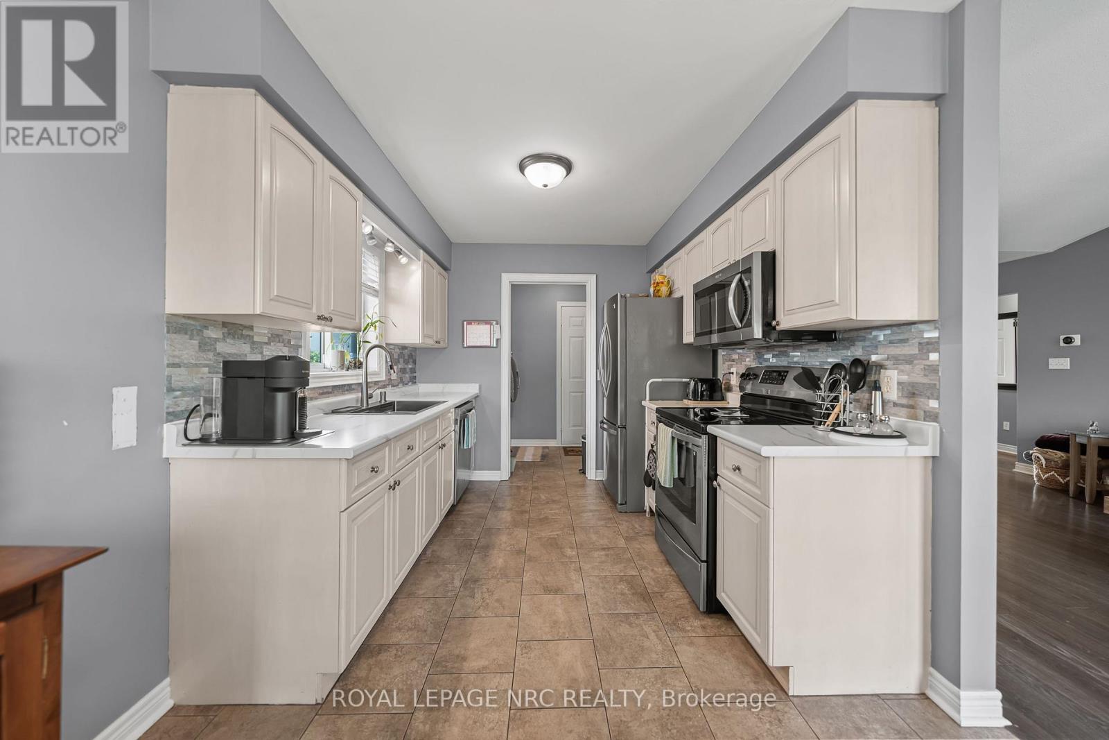 1052 Vansickle Road N Property Photo 16