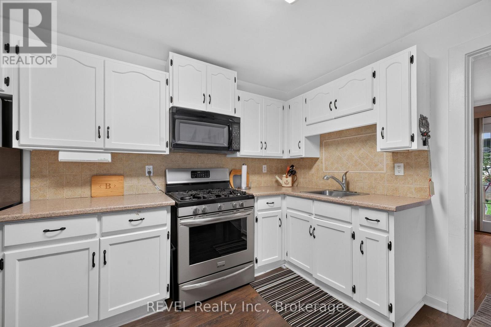 3262 Young Avenue Property Photo 6