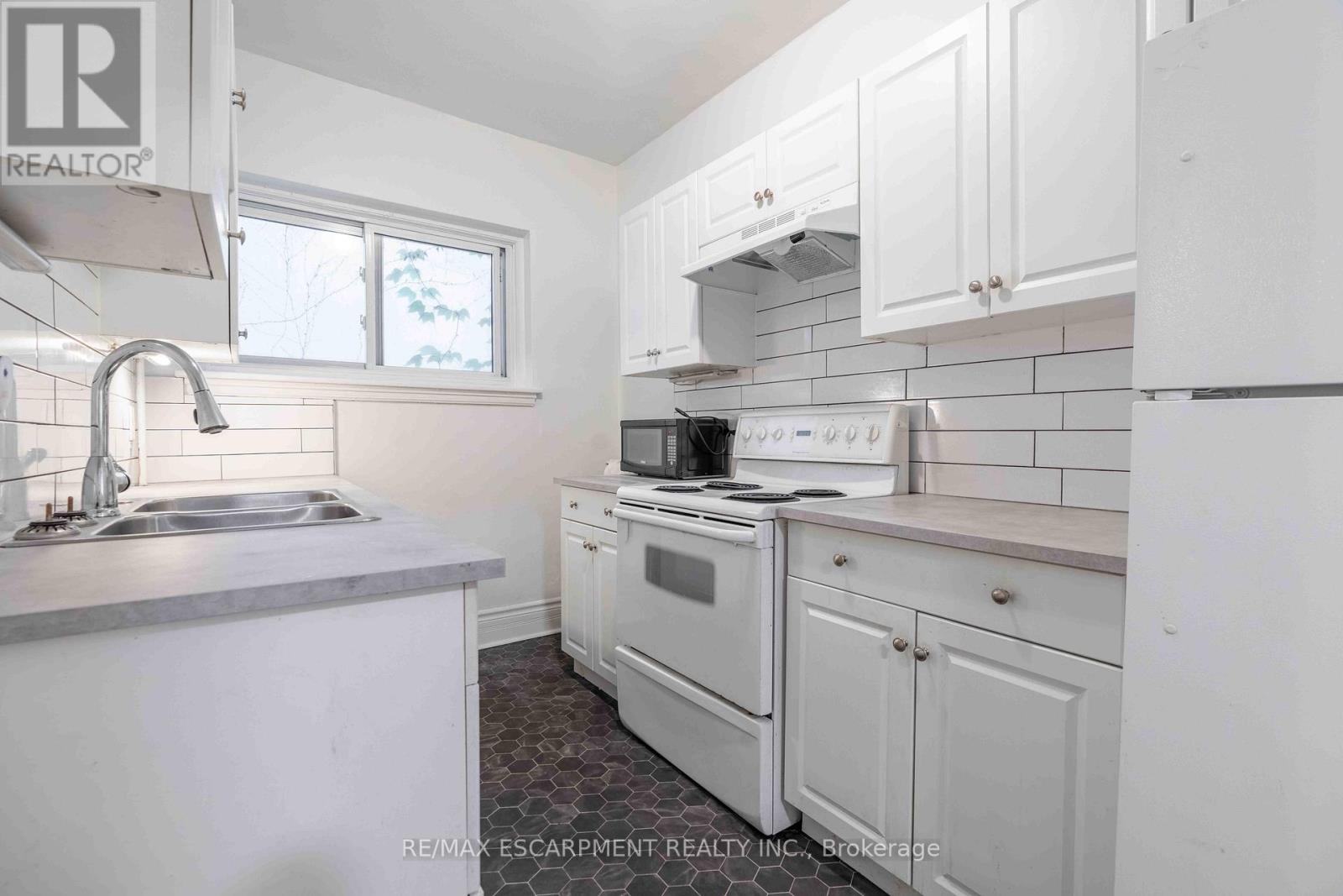 4 - 285 King Street W Property Photo 12