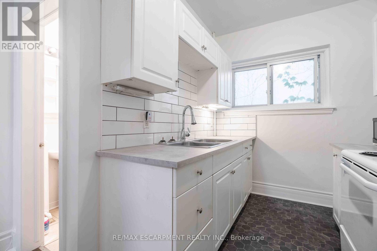 4 - 285 King Street W Property Photo 13