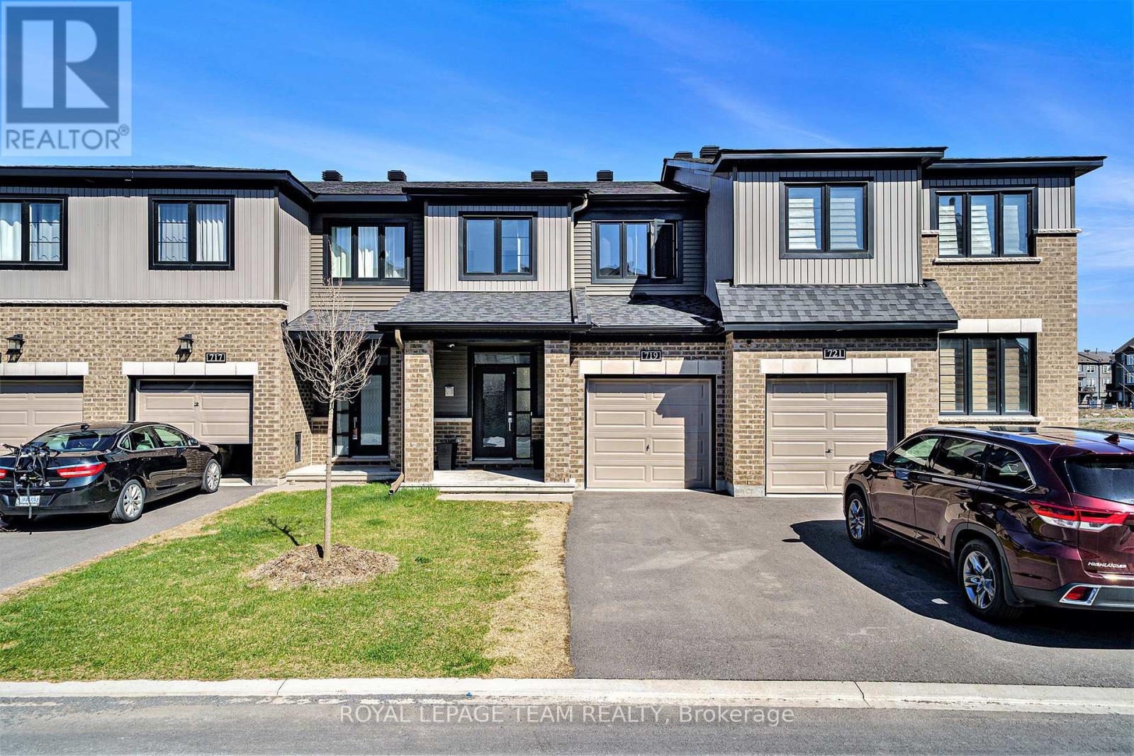 719 DONERAILE WALK Property Photo 1