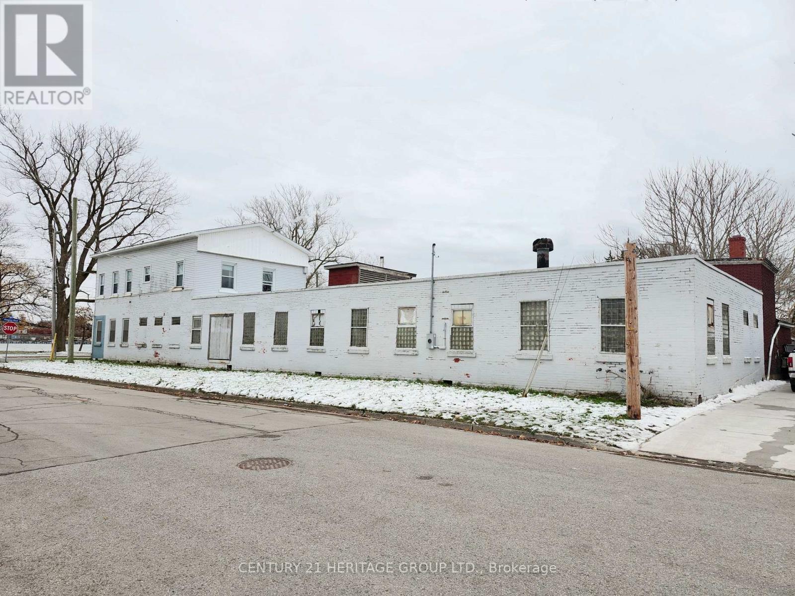203 Niagara Boulevard Property Photo 1