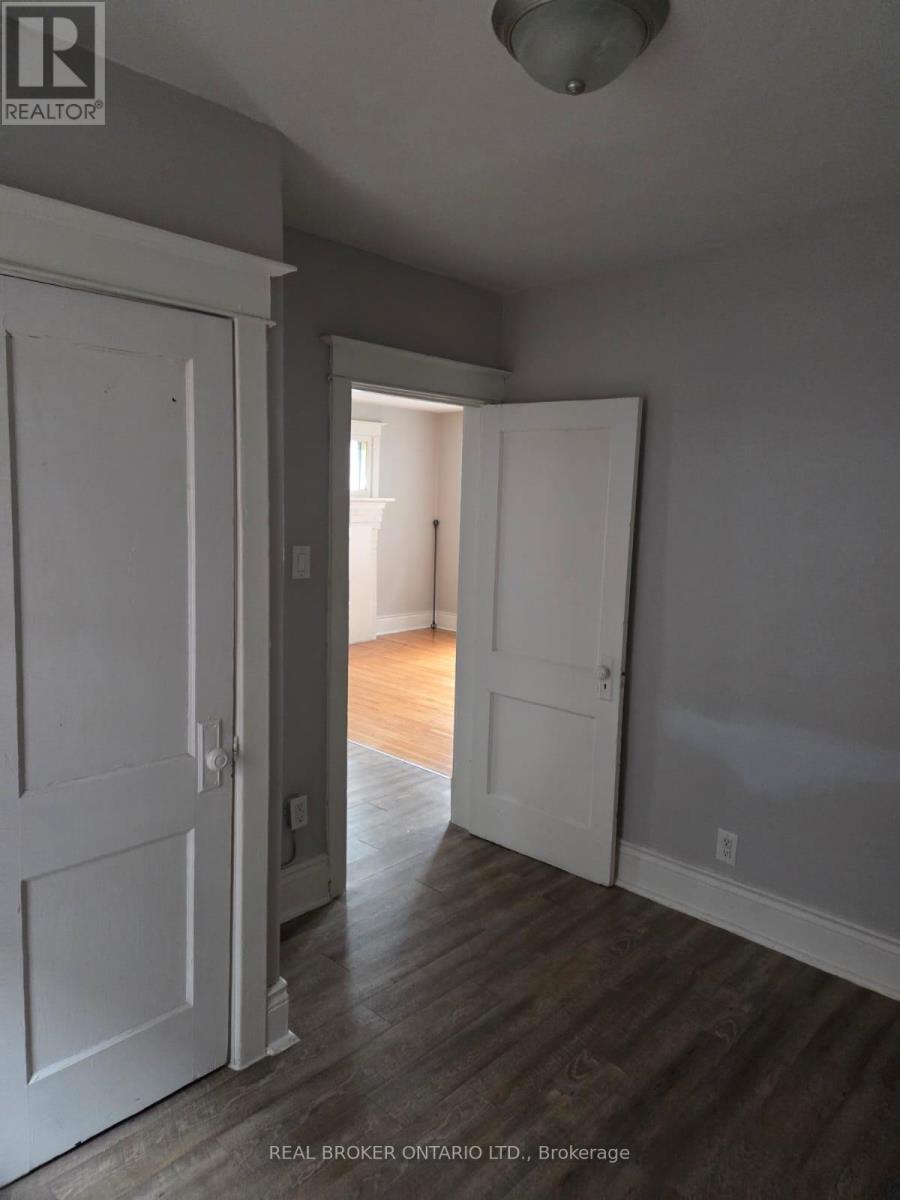 5 - 985 Main Street E Property Photo 9