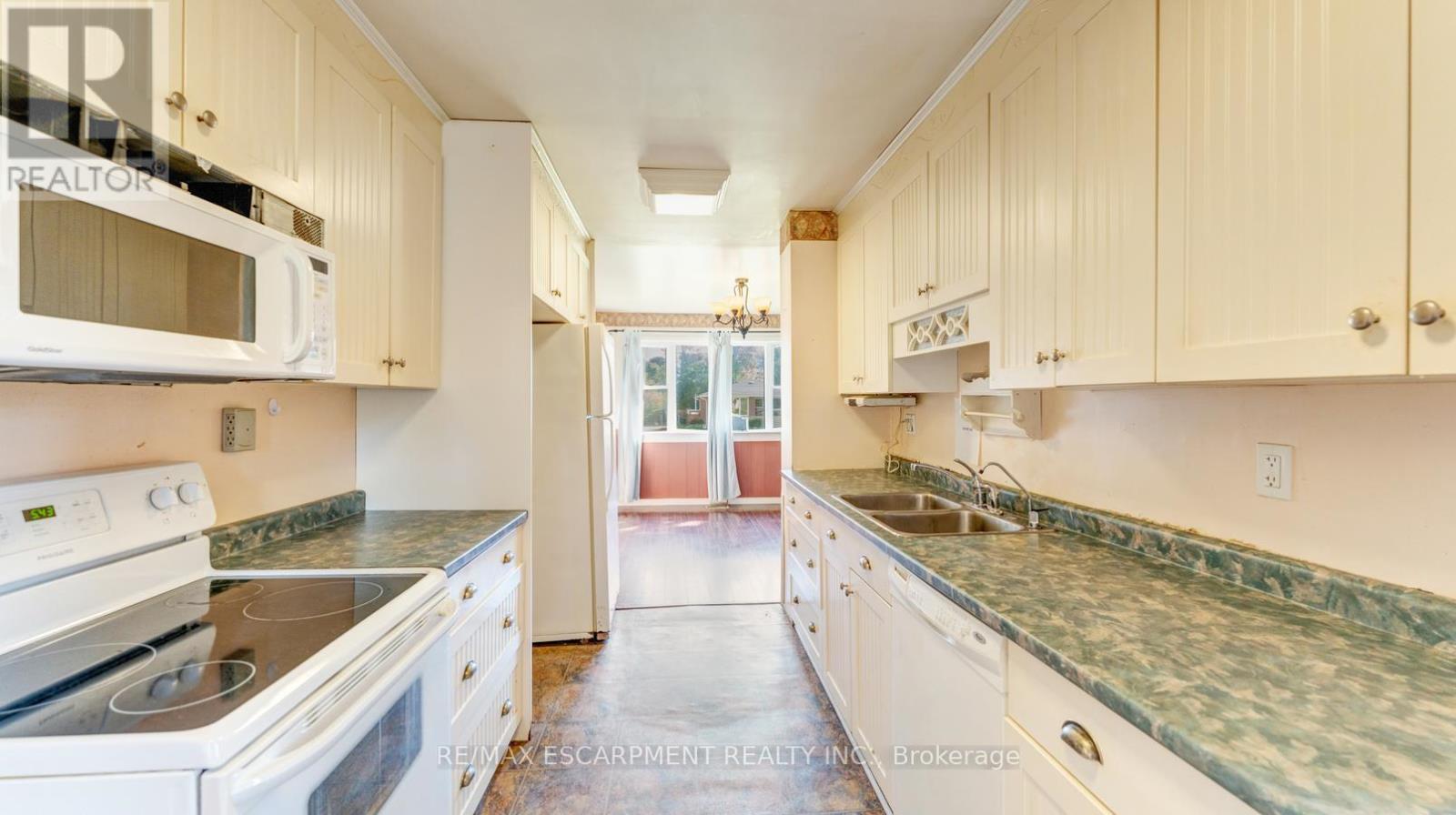 350 Perth Street Property Photo 7