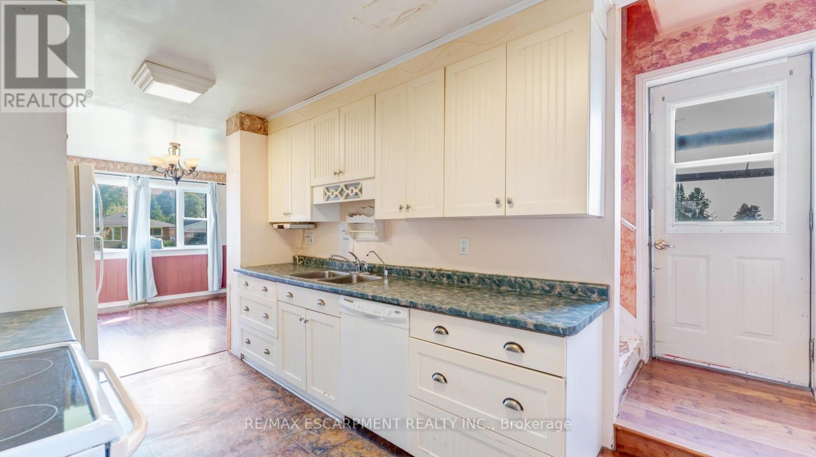 350 Perth Street Property Photo 9