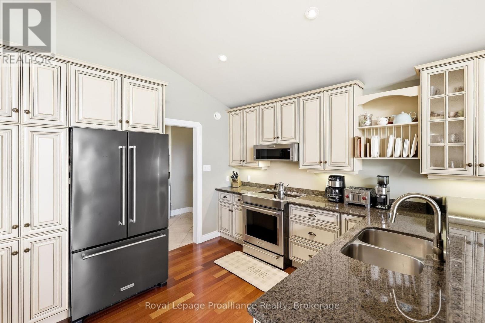 1674 Morris Avenue Property Photo 15