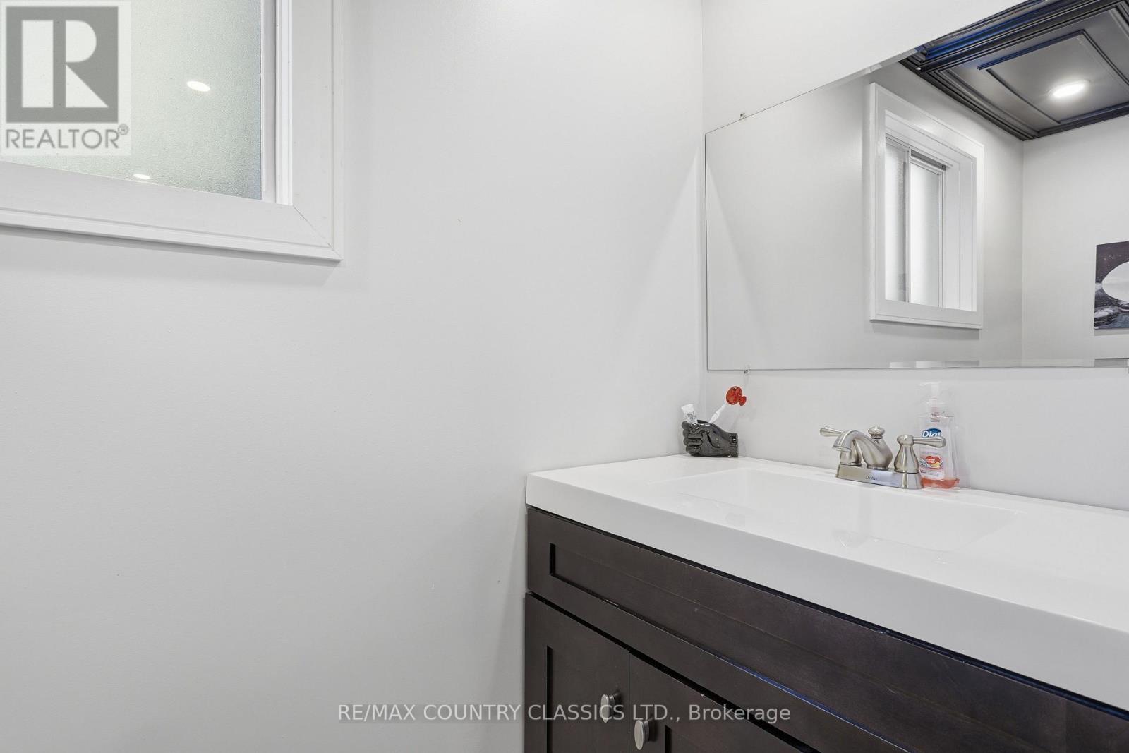 158 Bridge Street W Property Photo 27