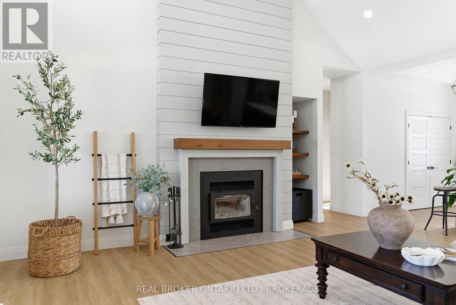 16119 Eamer Road Property Photo 8