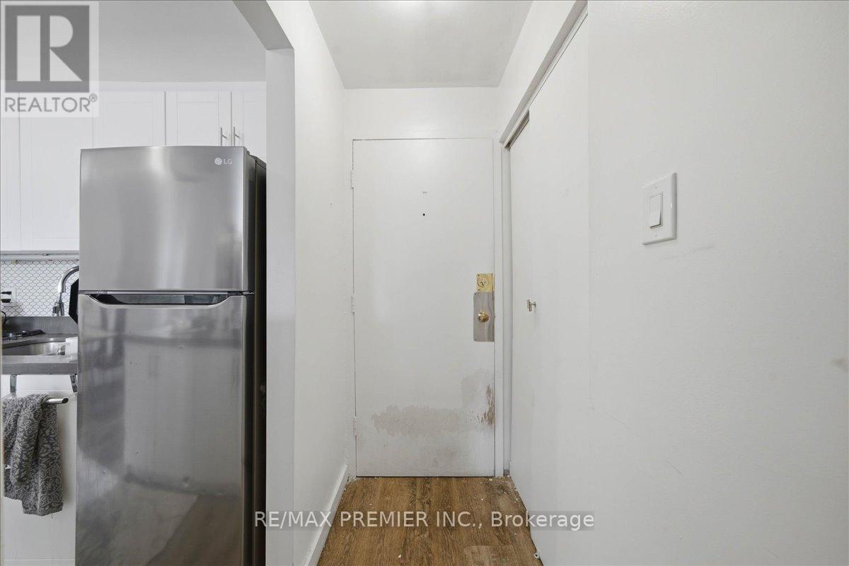 214 Wentworth Street S Property Photo 9
