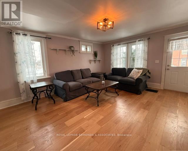 1028 Pembroke Street E Property Photo 3