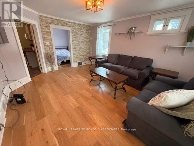 1028 Pembroke Street E Property Photo 4