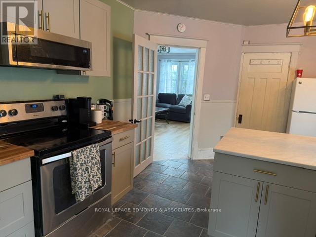 1028 Pembroke Street E Property Photo 5