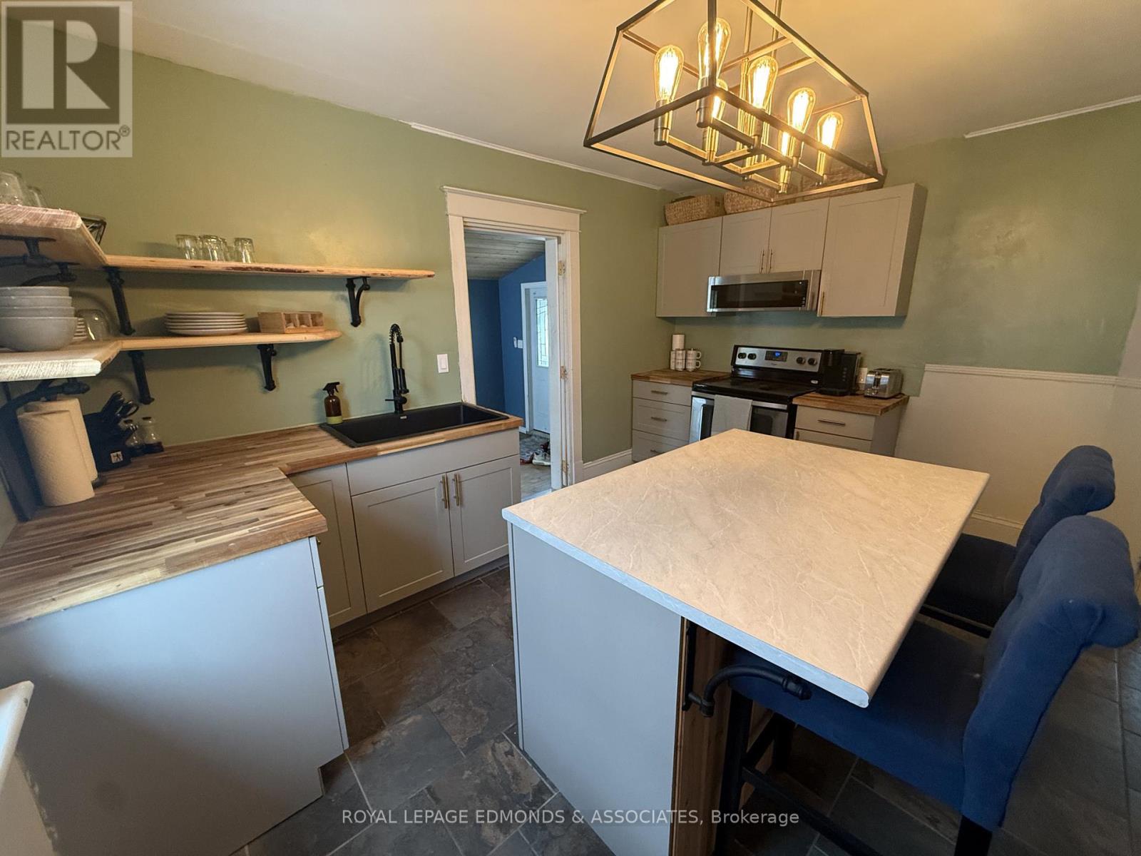 1028 Pembroke Street E Property Photo 7