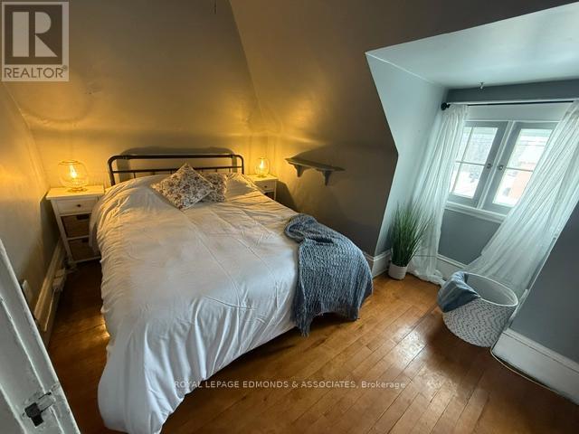 1028 Pembroke Street E Property Photo 9