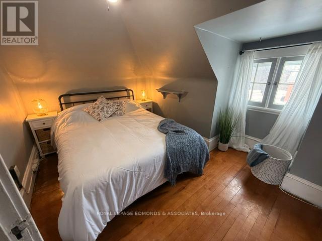 1028 Pembroke Street E Property Photo 10