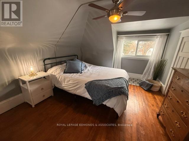 1028 Pembroke Street E Property Photo 11