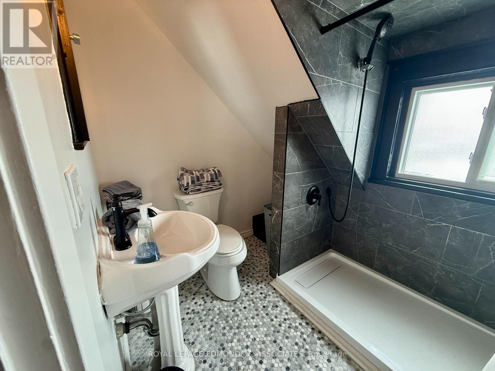 1028 Pembroke Street E Property Photo 13