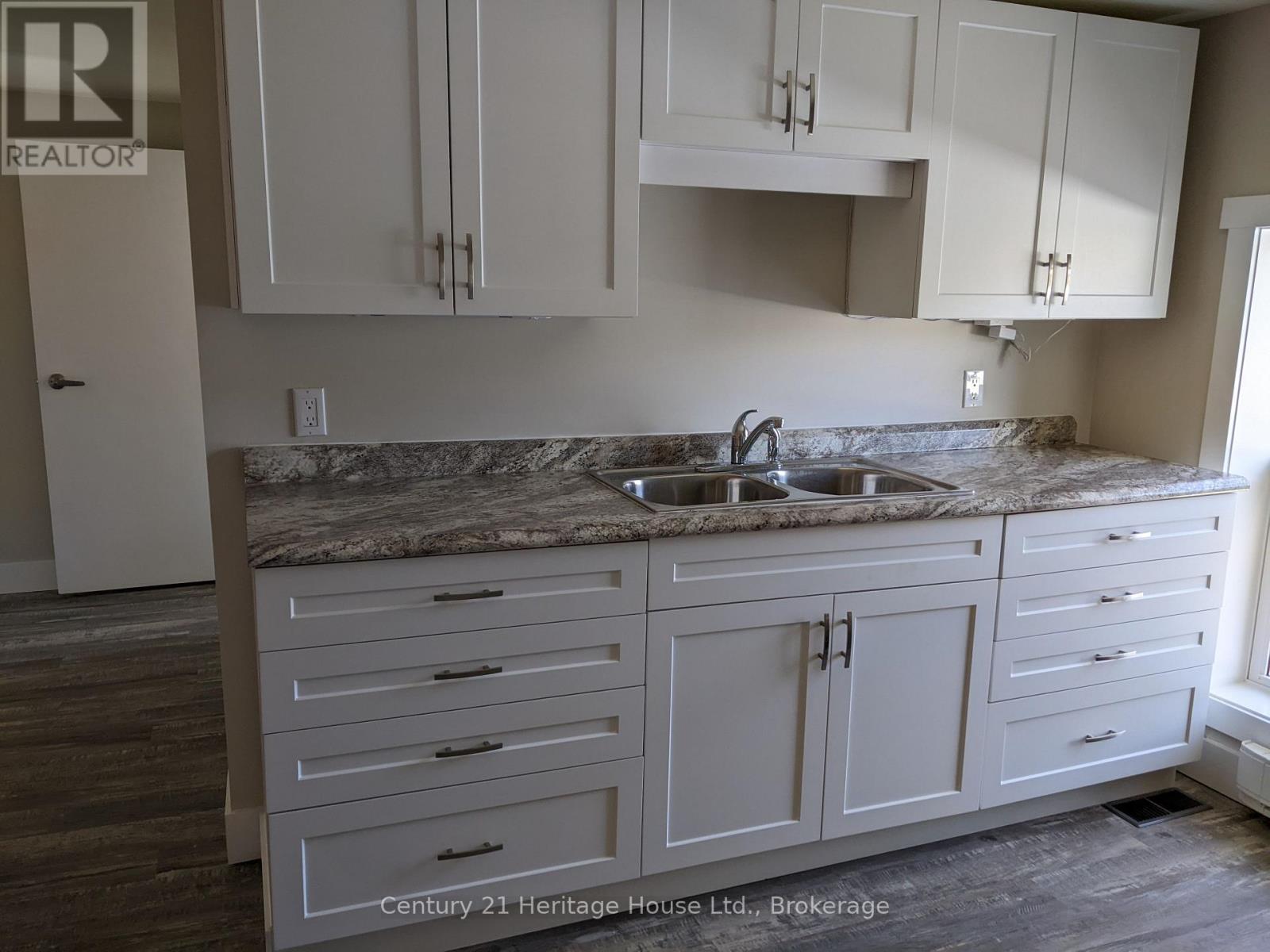 50 Goderich Street E Property Photo 11