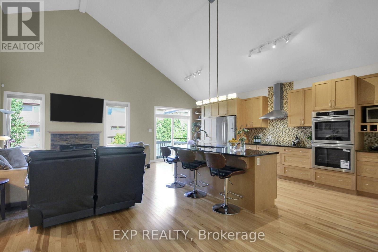 417 Charing Cross Way Property Photo 14