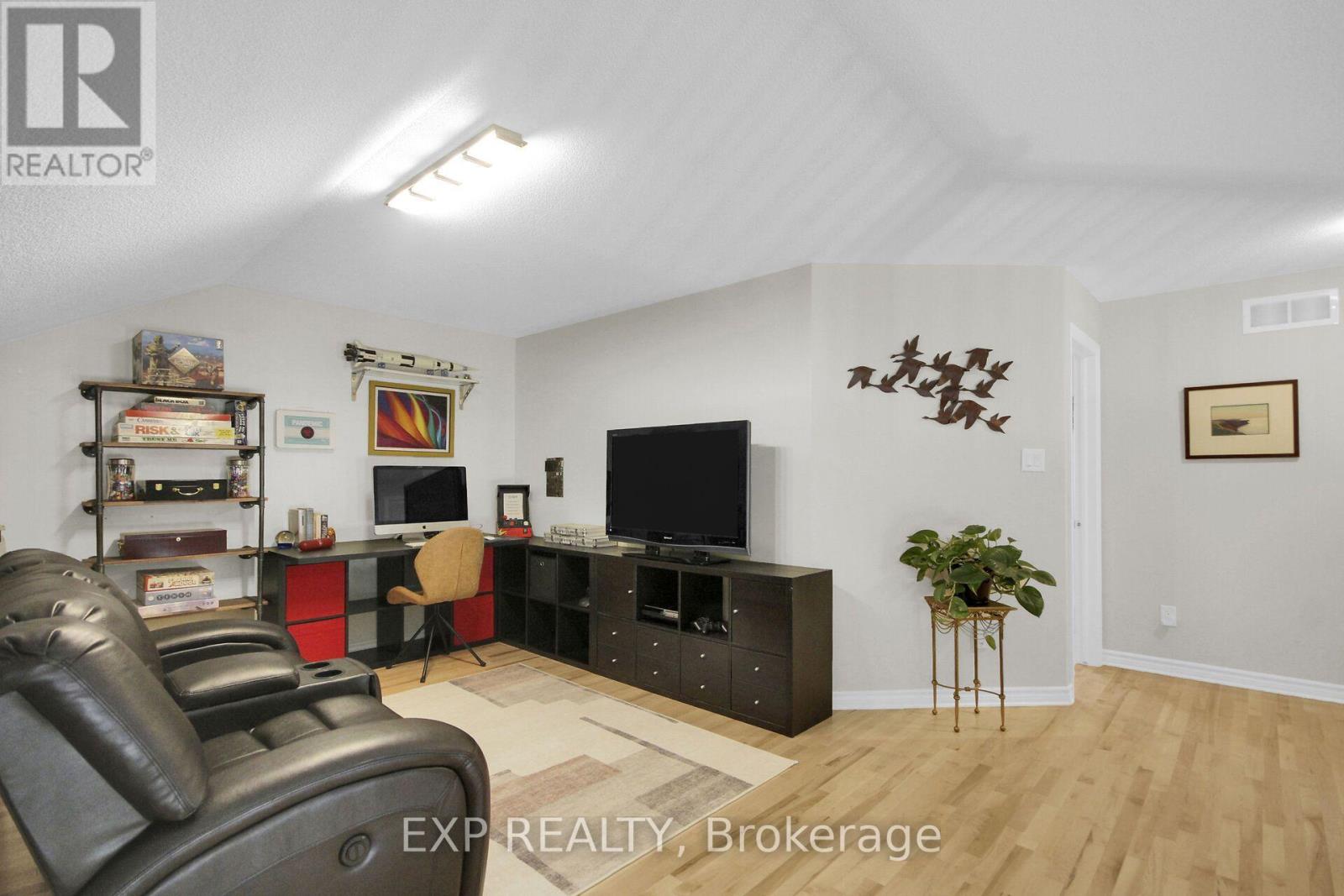417 Charing Cross Way Property Photo 32
