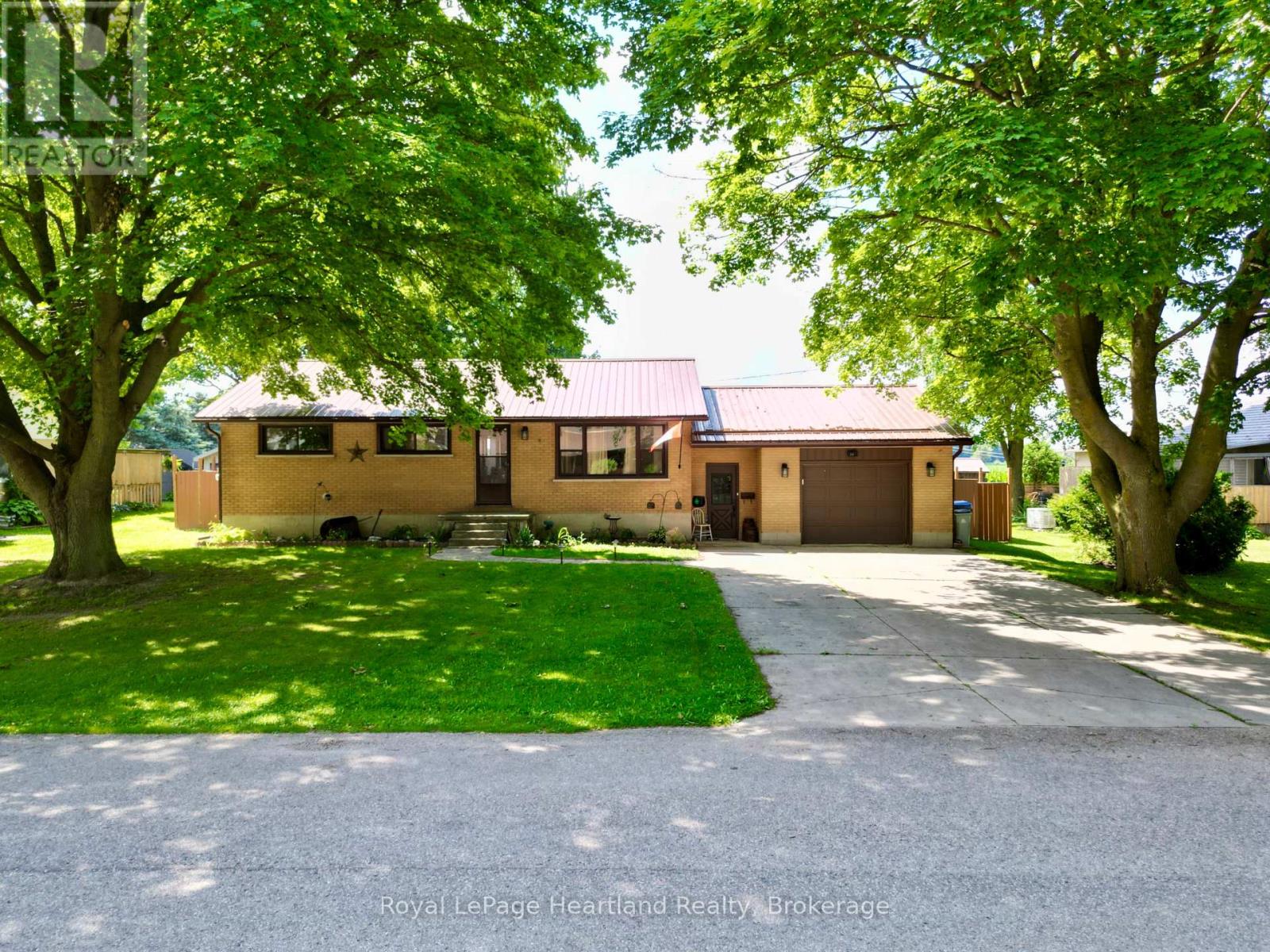 23 YORK CRESCENT Property Photo 1