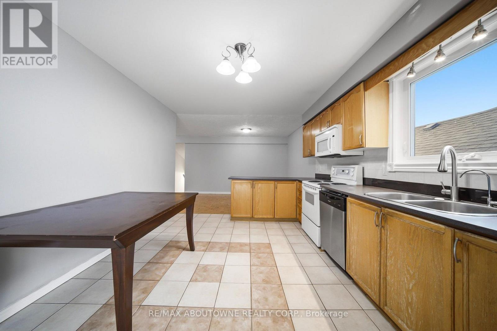 Upper - 146 Bankside Drive N Property Photo 10