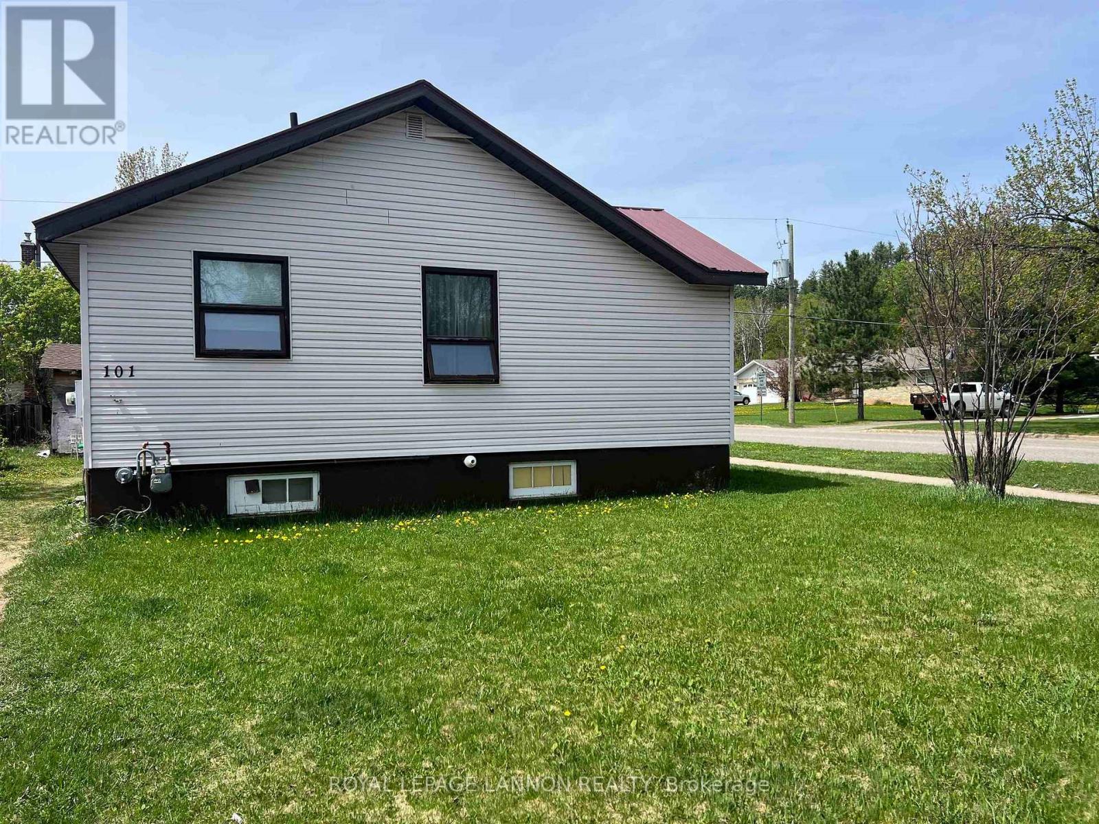 101 Pine Crescent Property Photo 2