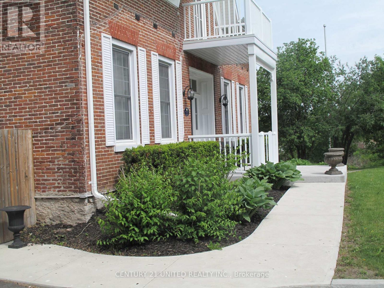 33 Bridge Street S Property Photo 4