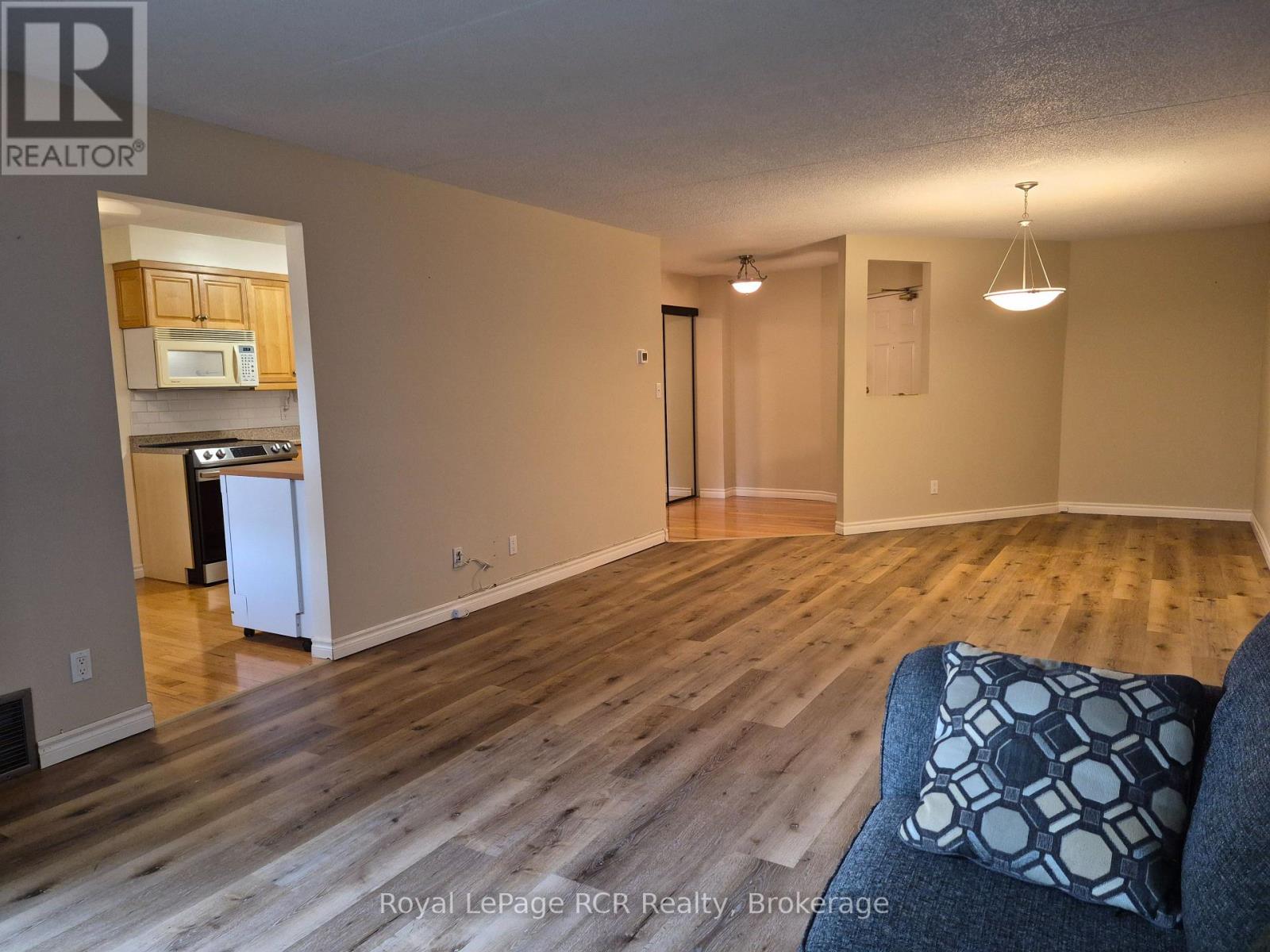 102 - 536 11th Avenue Property Photo 16