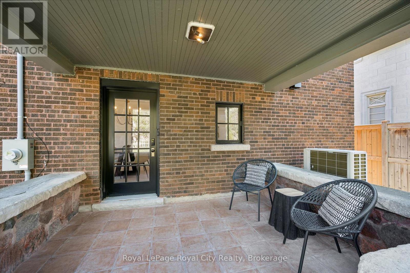 87 University Avenue W Property Photo 4