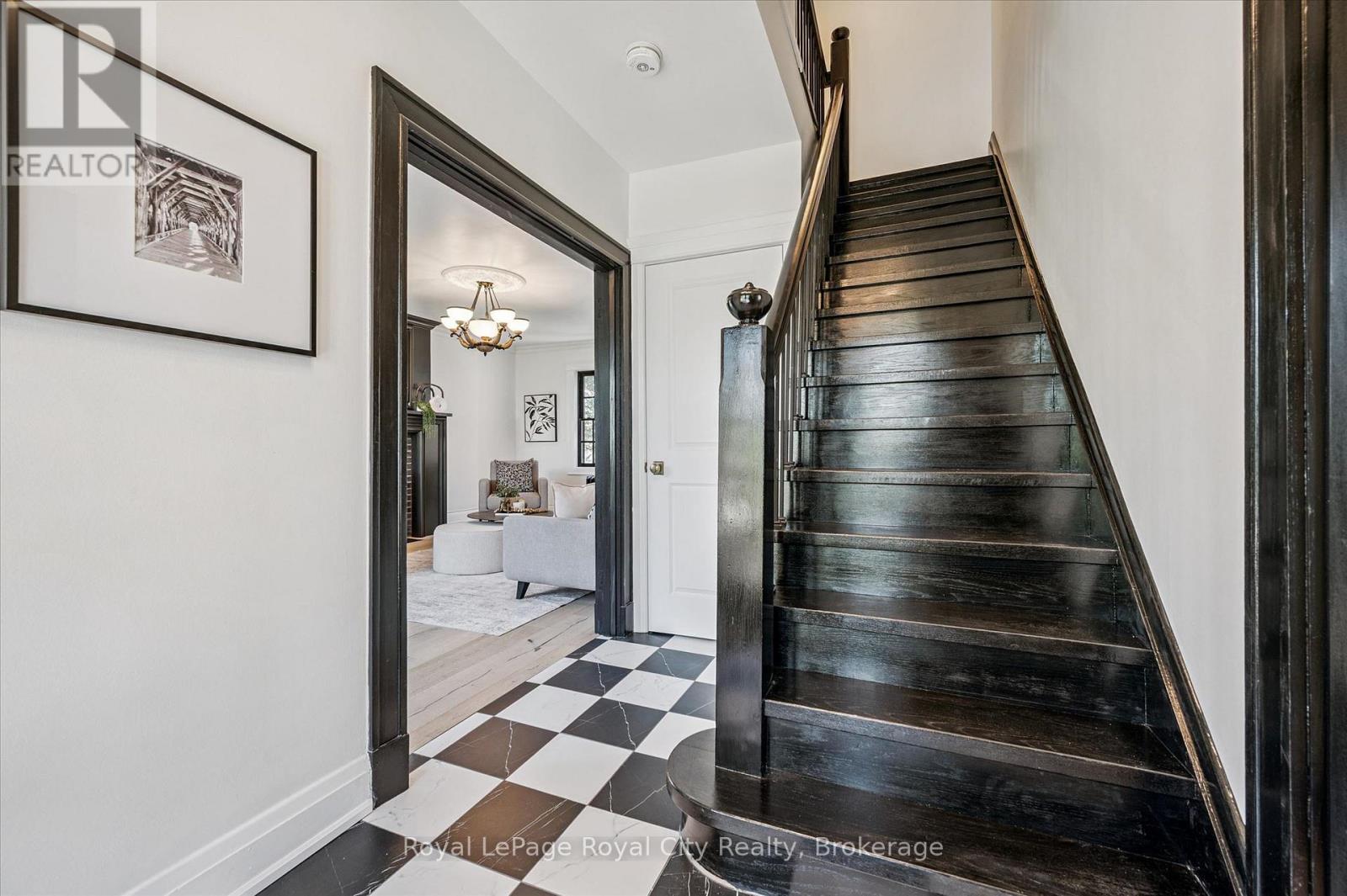 87 University Avenue W Property Photo 6
