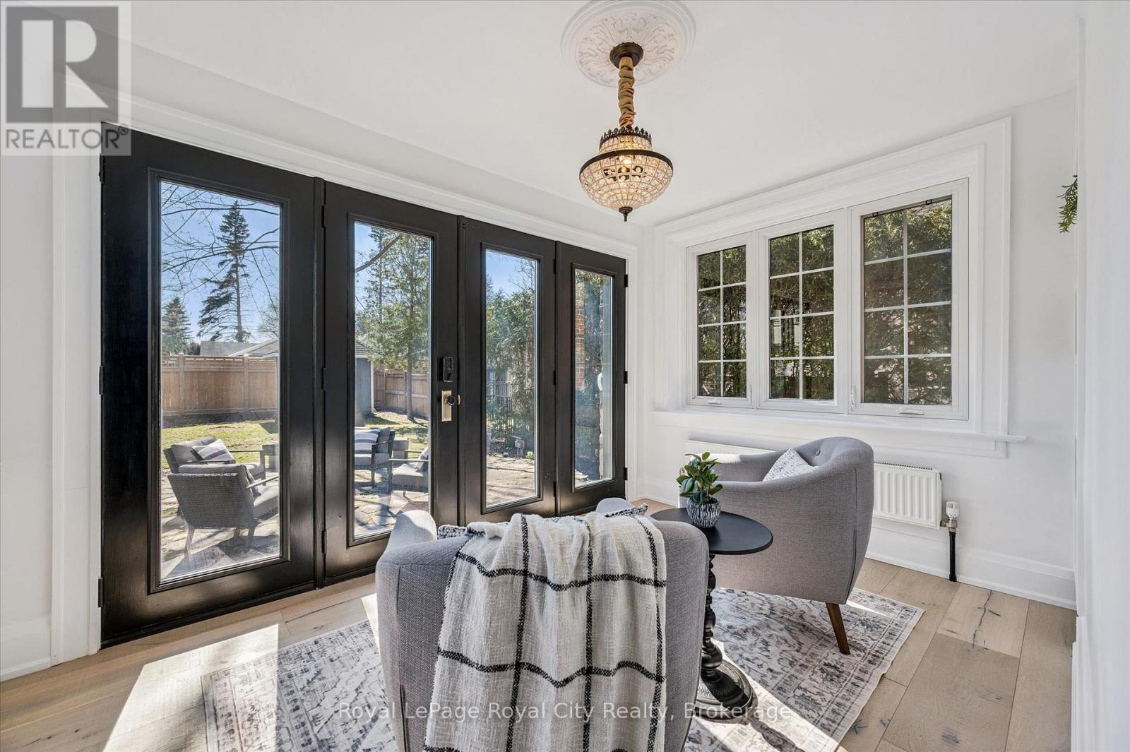 87 University Avenue W Property Photo 11
