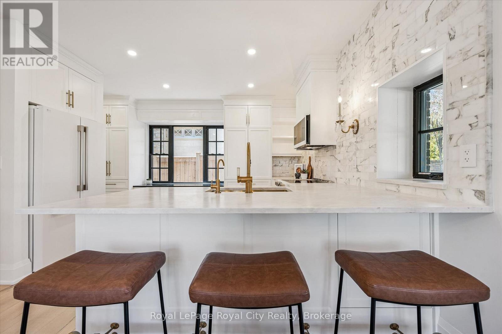 87 University Avenue W Property Photo 15