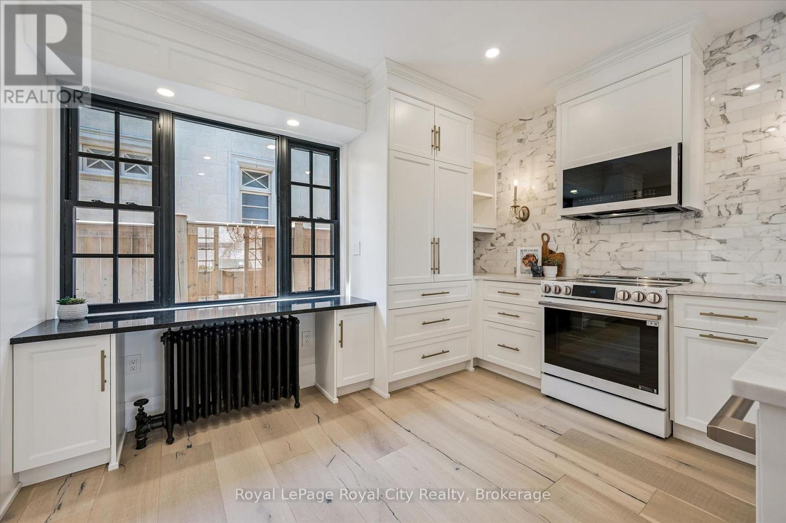 87 University Avenue W Property Photo 17