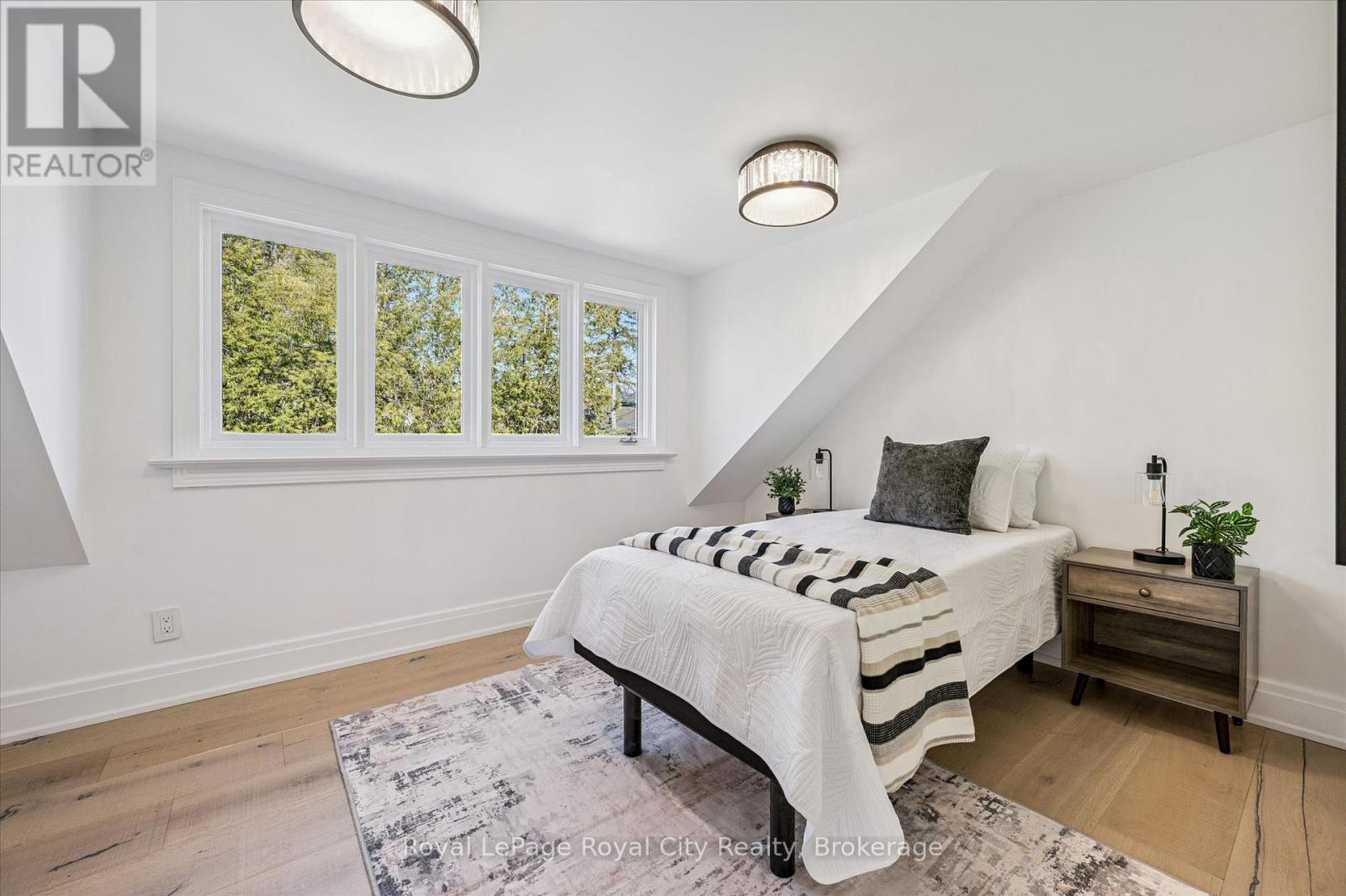 87 University Avenue W Property Photo 23
