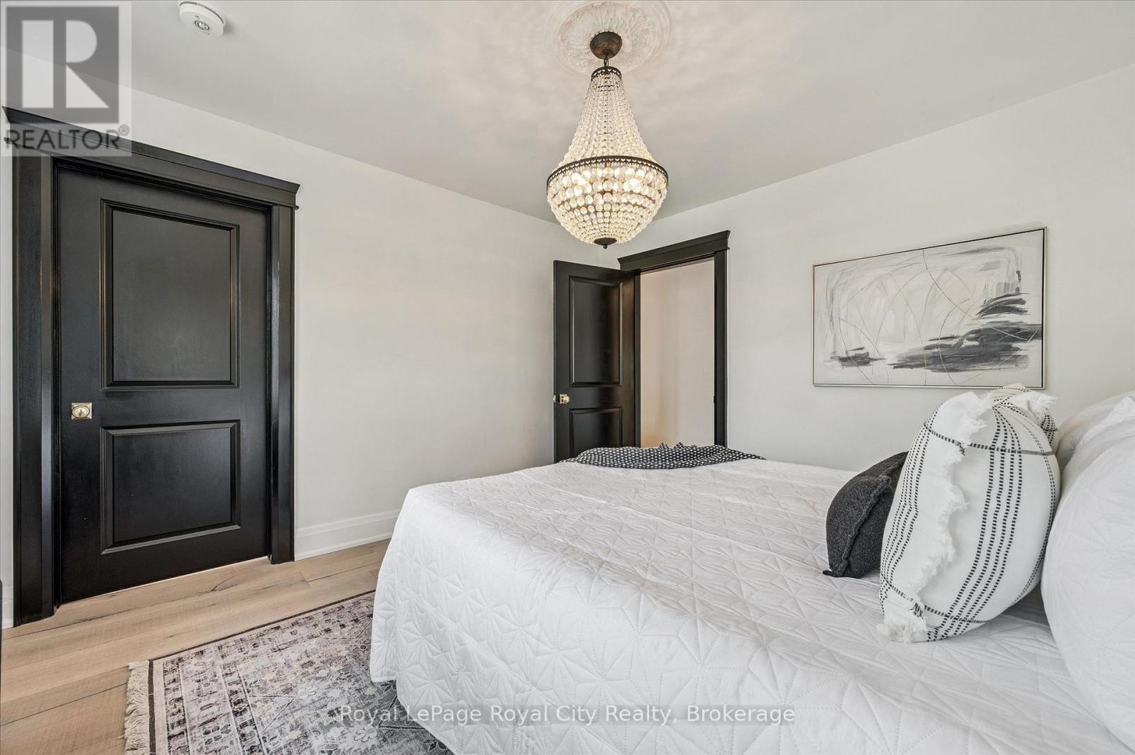 87 University Avenue W Property Photo 29