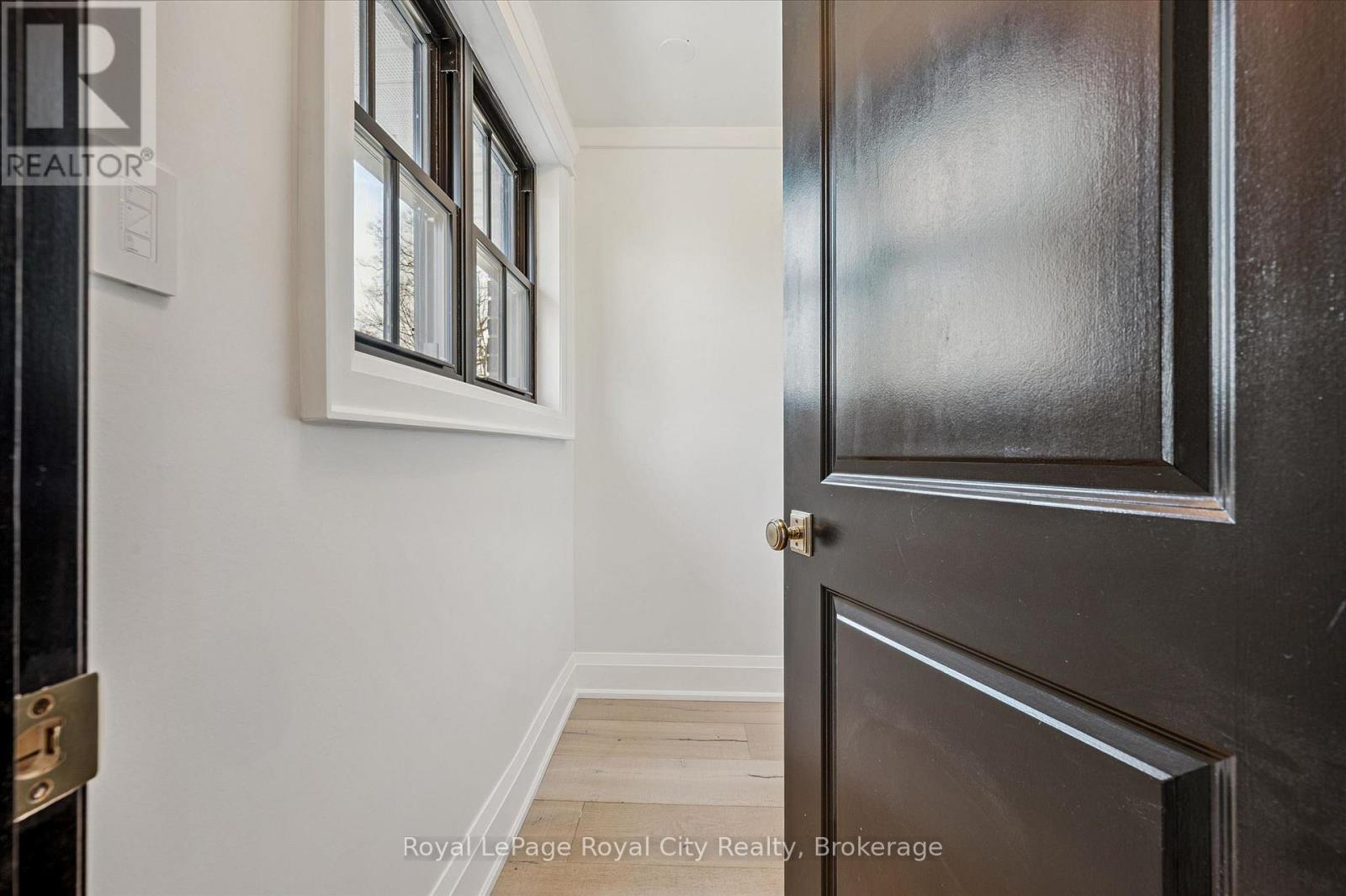87 University Avenue W Property Photo 30
