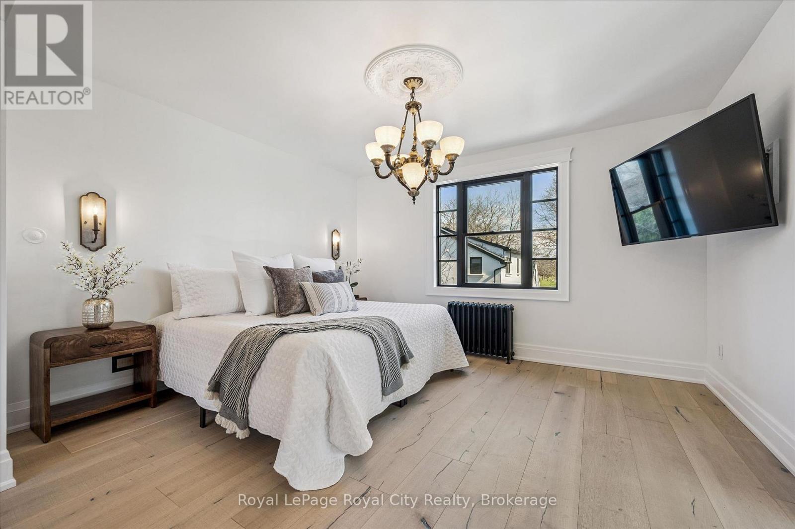 87 University Avenue W Property Photo 32