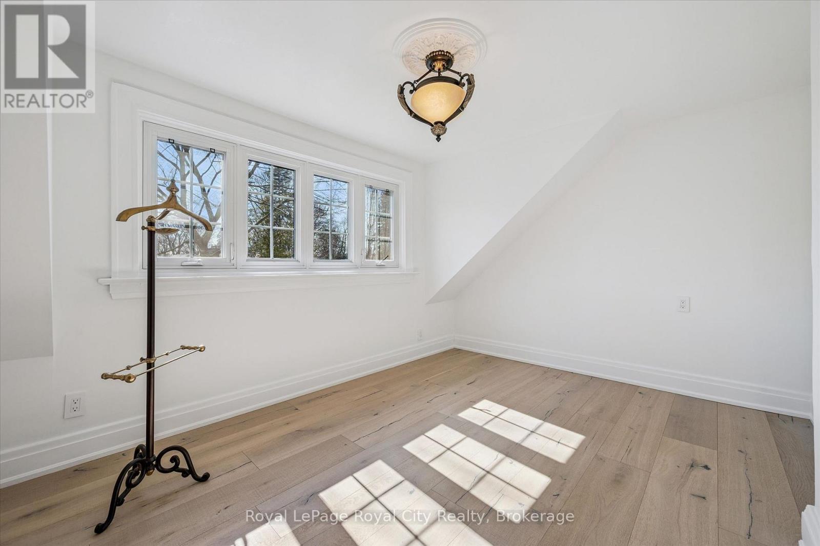 87 University Avenue W Property Photo 34
