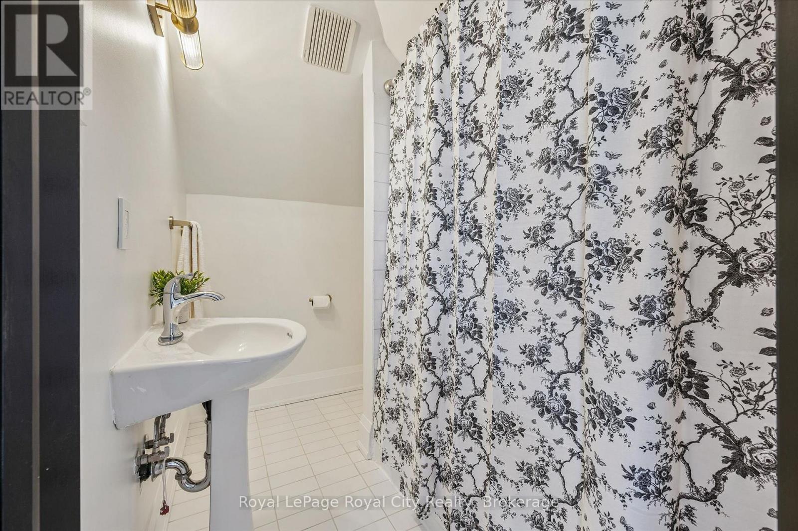 87 University Avenue W Property Photo 40