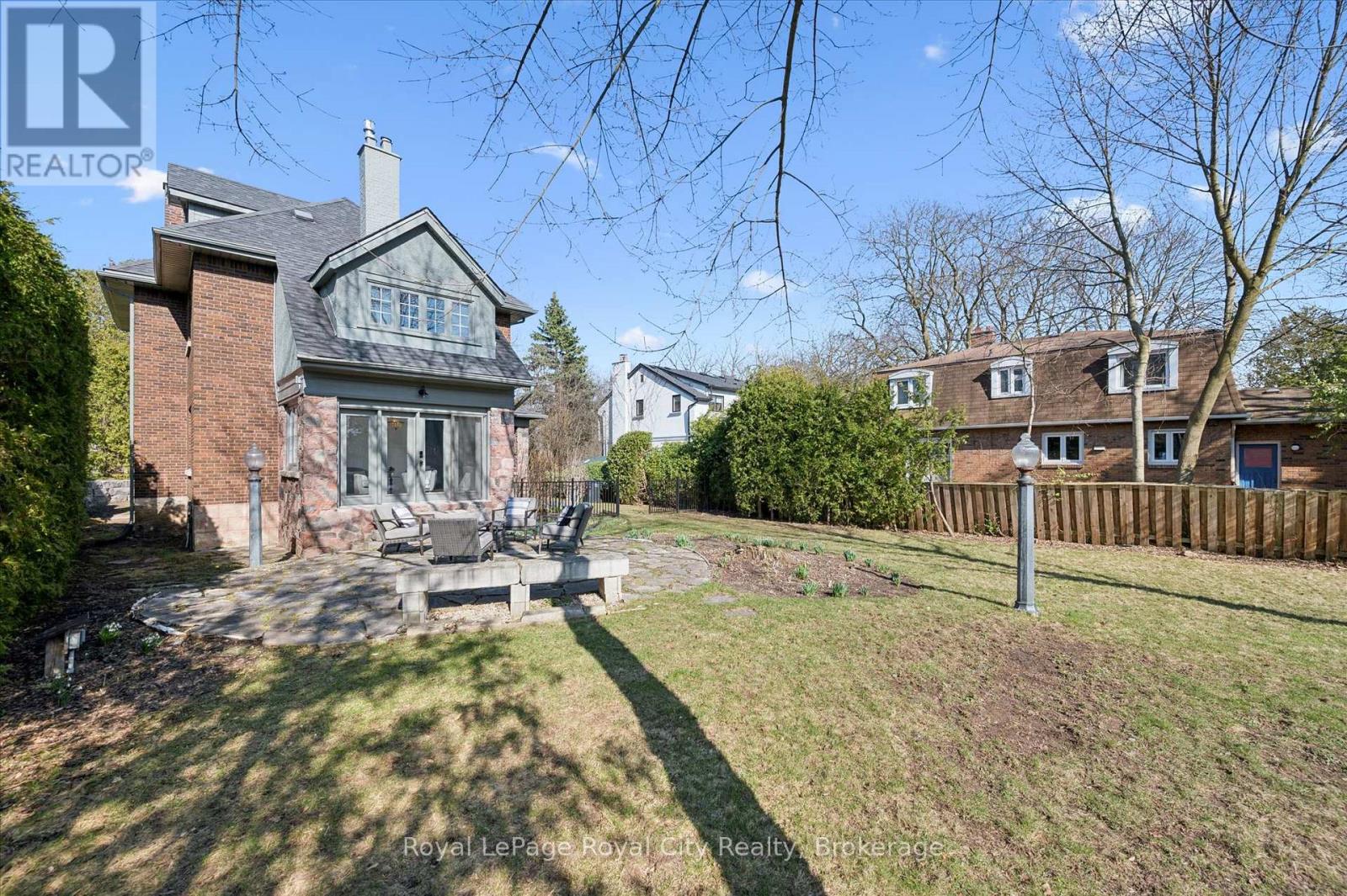87 University Avenue W Property Photo 44