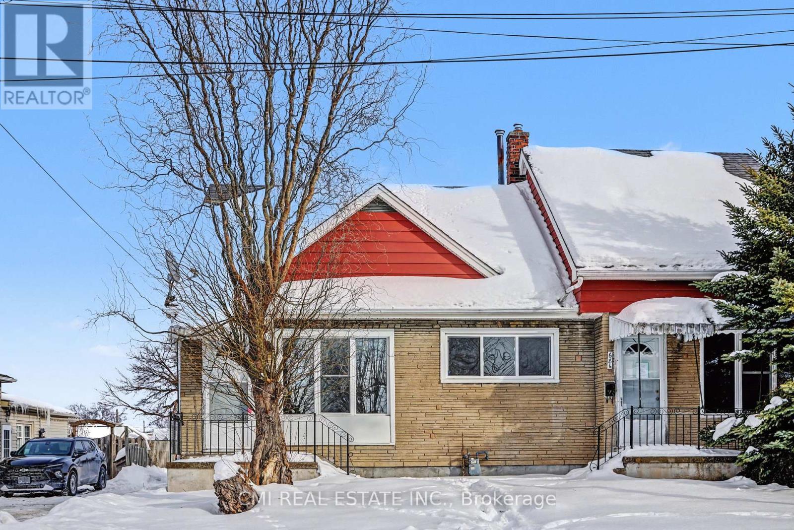 68 Queen Street S Property Photo 2