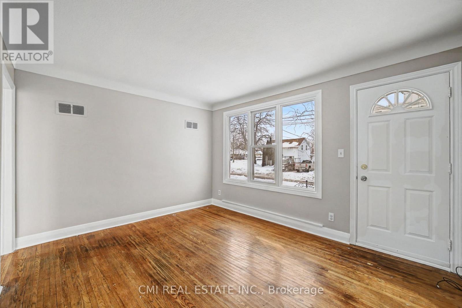 68 Queen Street S Property Photo 5
